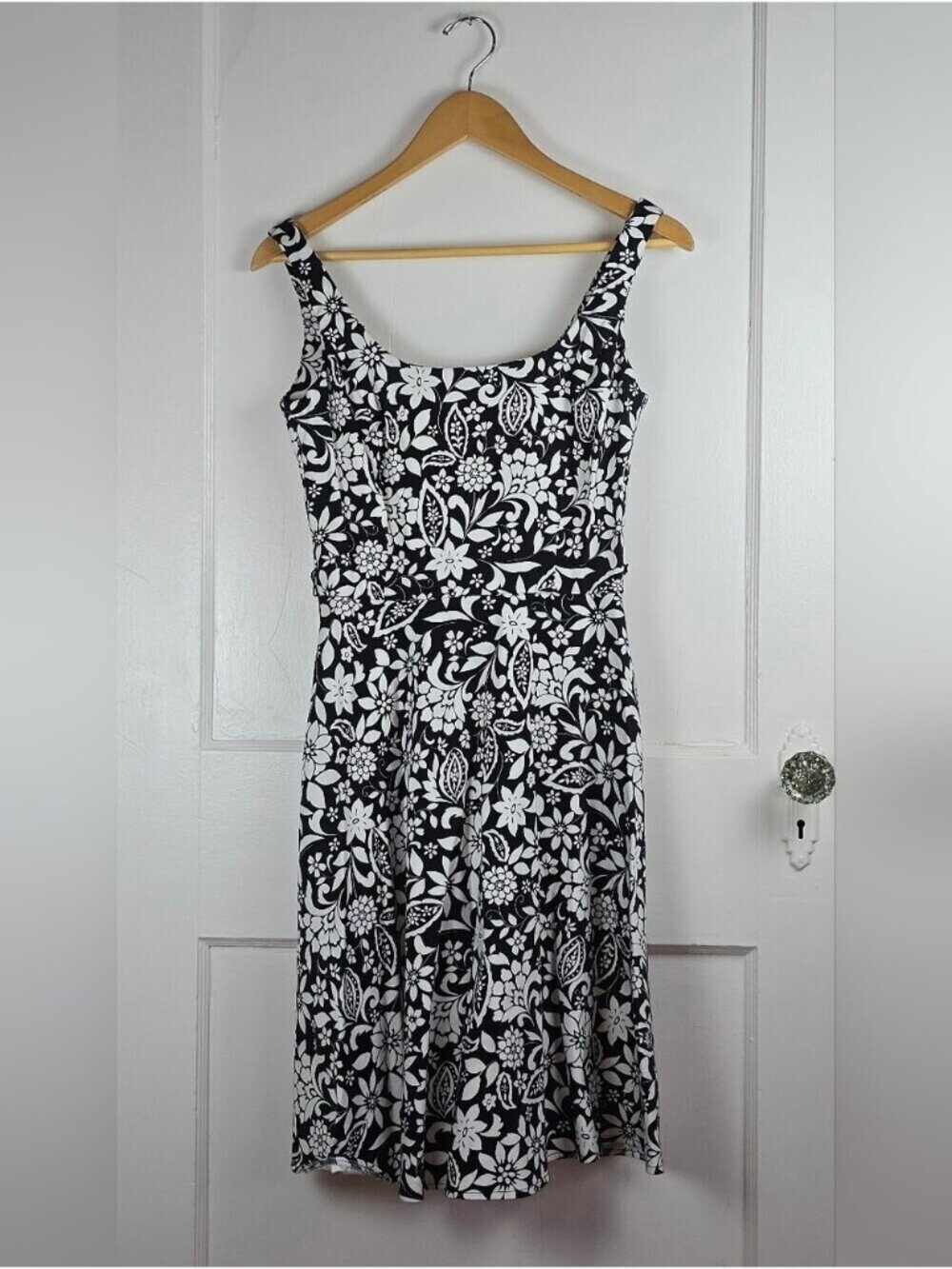 Breakin' Loose Black and White Floral Woven Fit and Flare Sun Dress Size 4